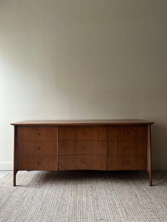 Unagusta walnut 9 drawer dresser