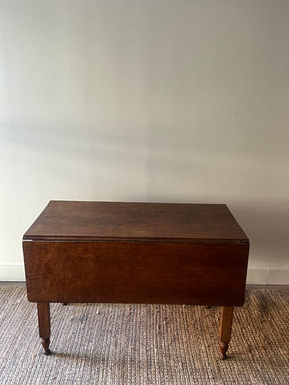 Drop leaf table