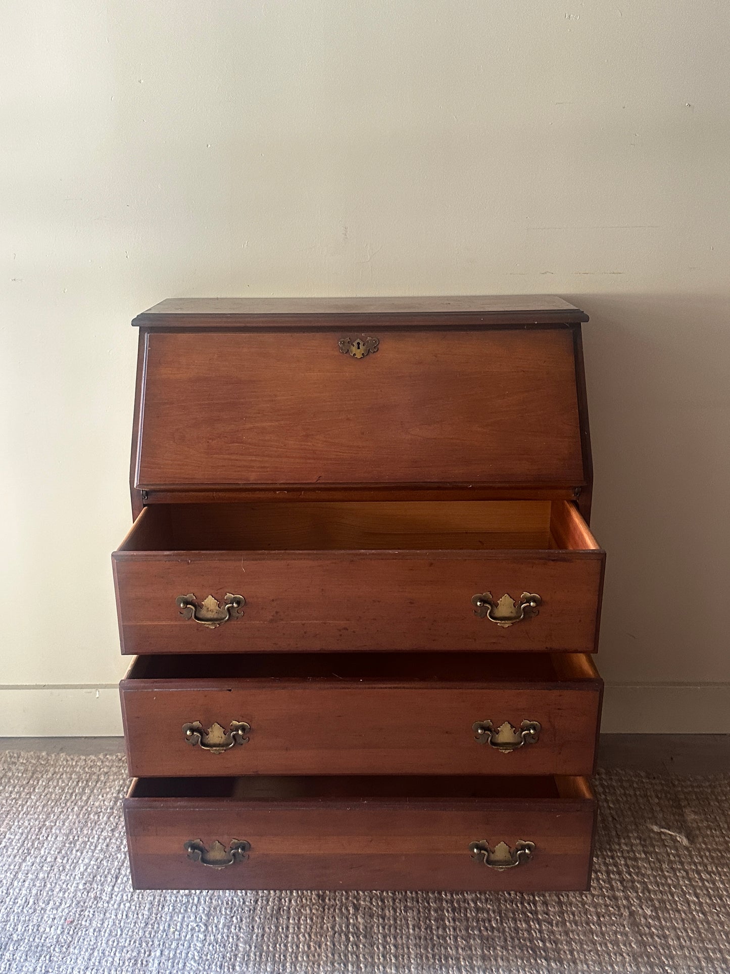 Secretary dresser