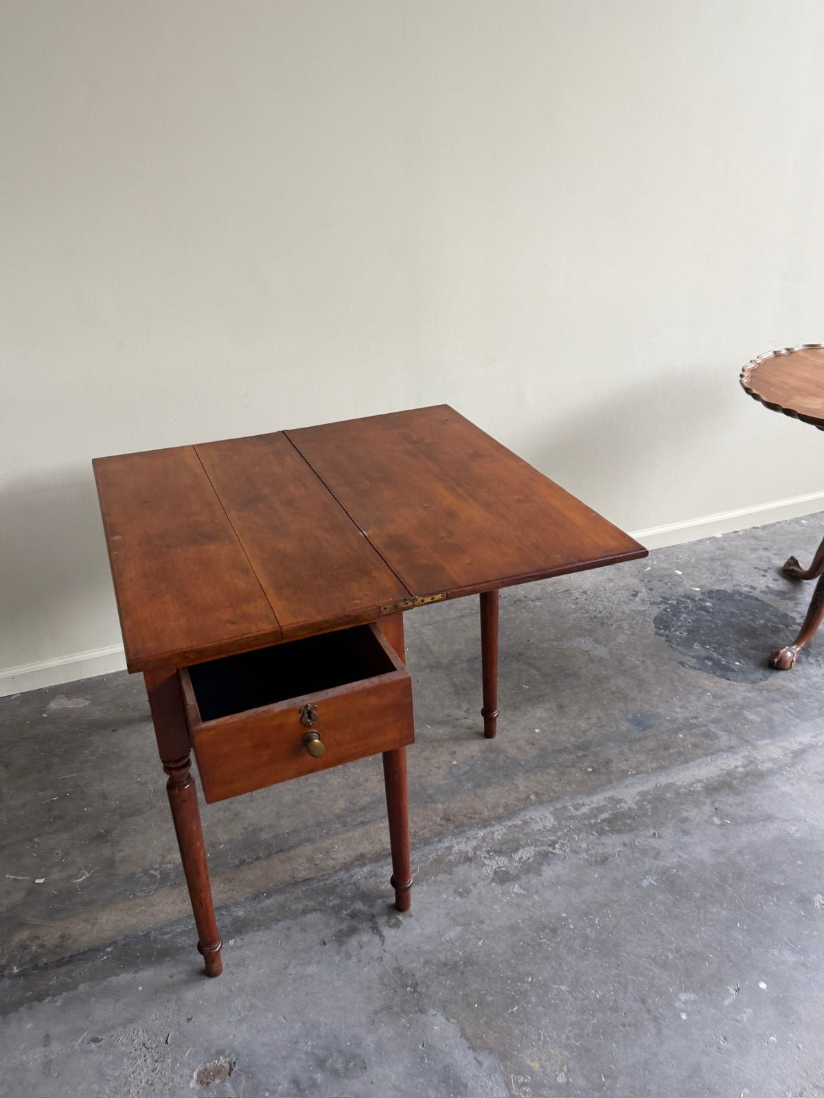 Pennsylvania Sheraton cherry gate leg flip top table