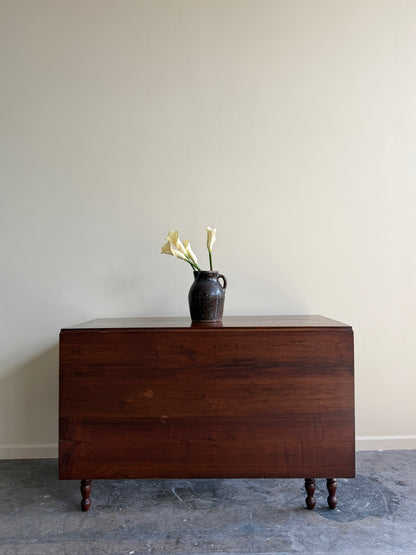 Pennsylvania Sheraton walnut drop leaf table