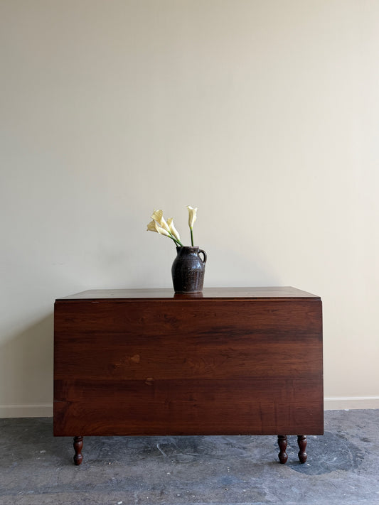 Pennsylvania Sheraton walnut drop leaf table