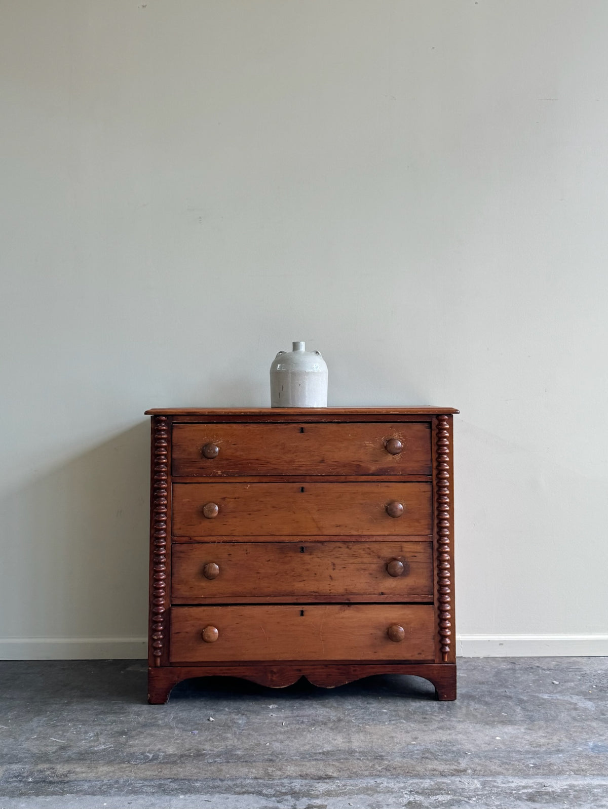 Pine dresser
