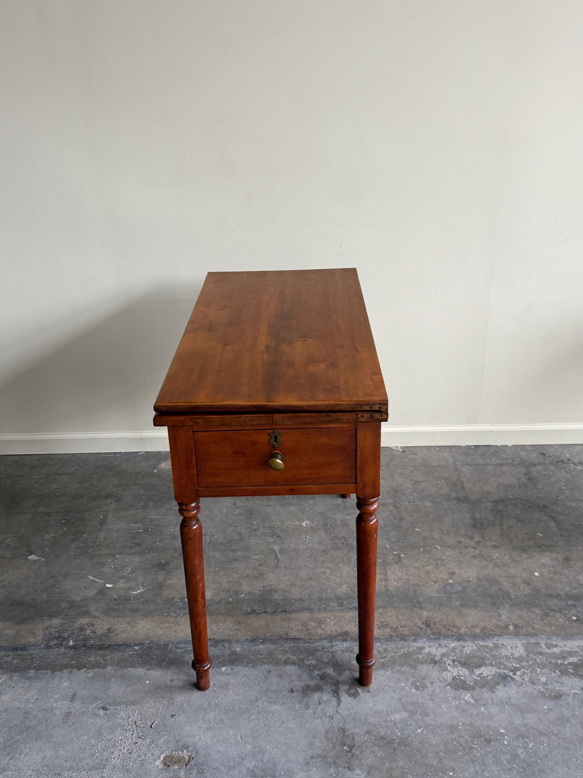 Pennsylvania Sheraton cherry gate leg flip top table