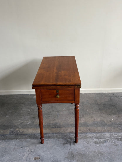 Pennsylvania Sheraton cherry gate leg flip top table