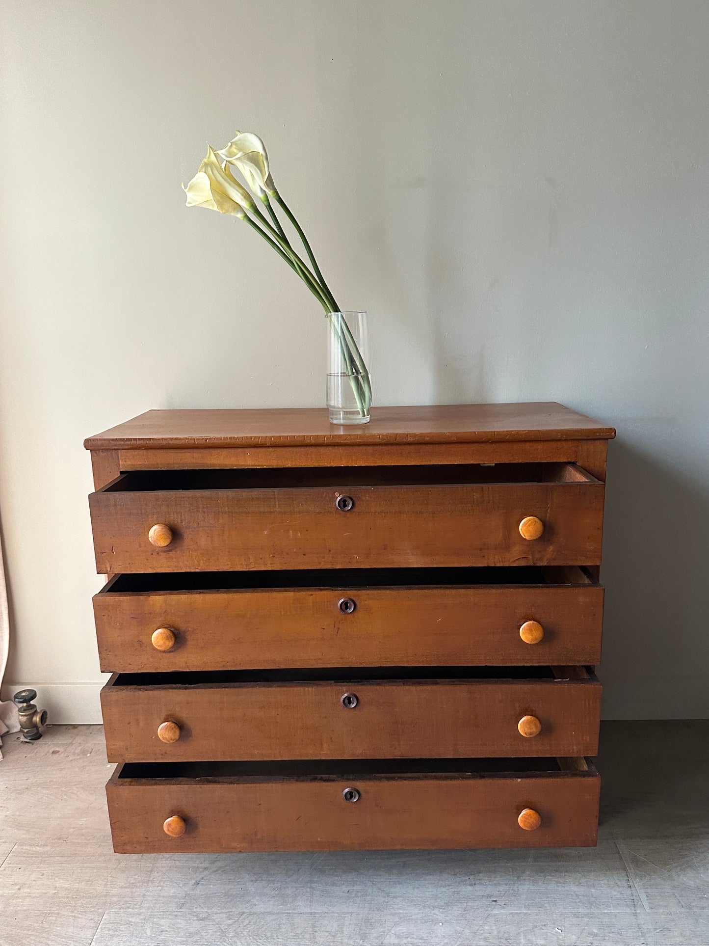Pine dresser