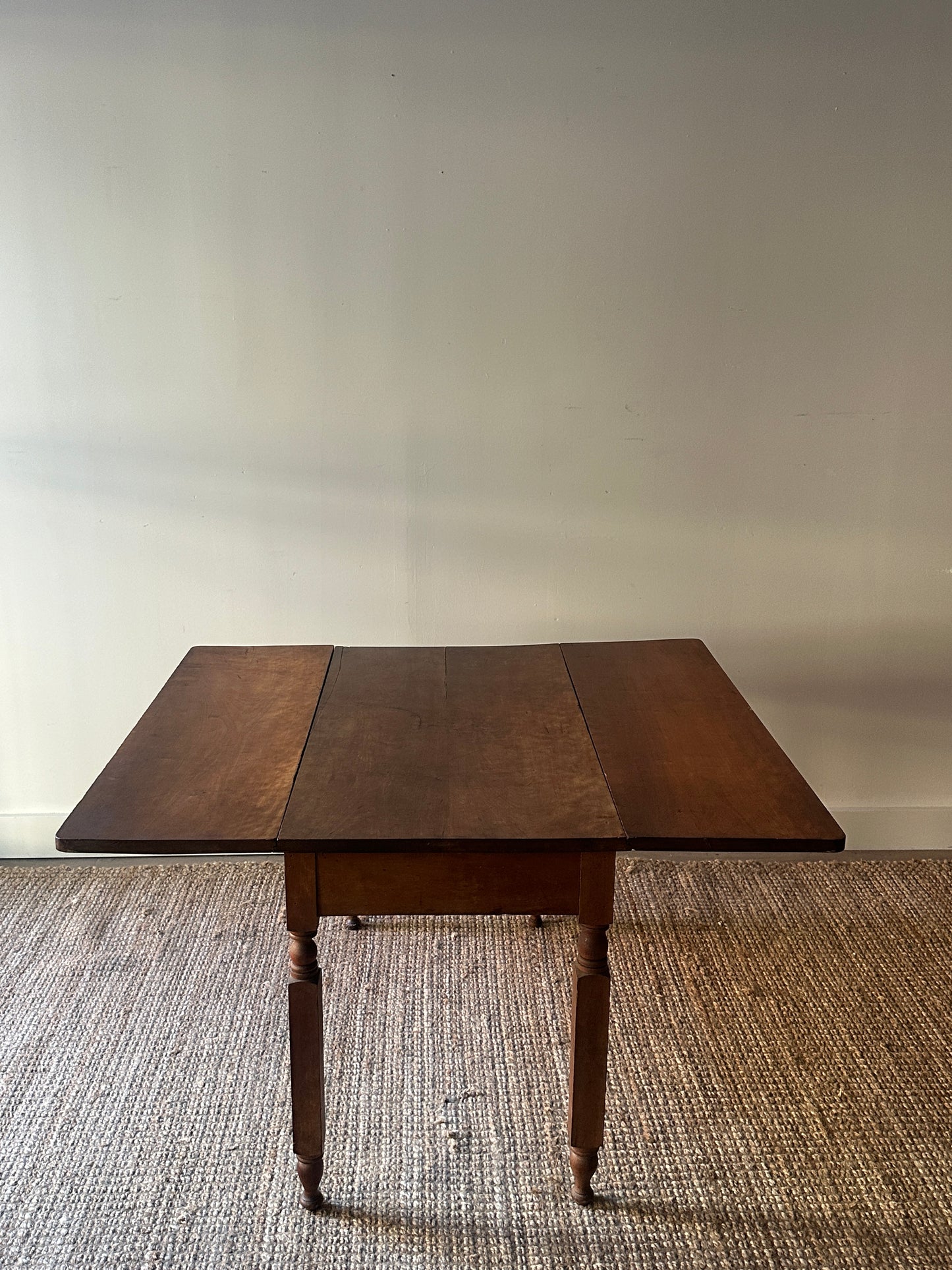 Drop leaf table