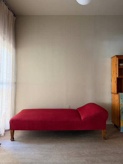 Scandinavian day bed