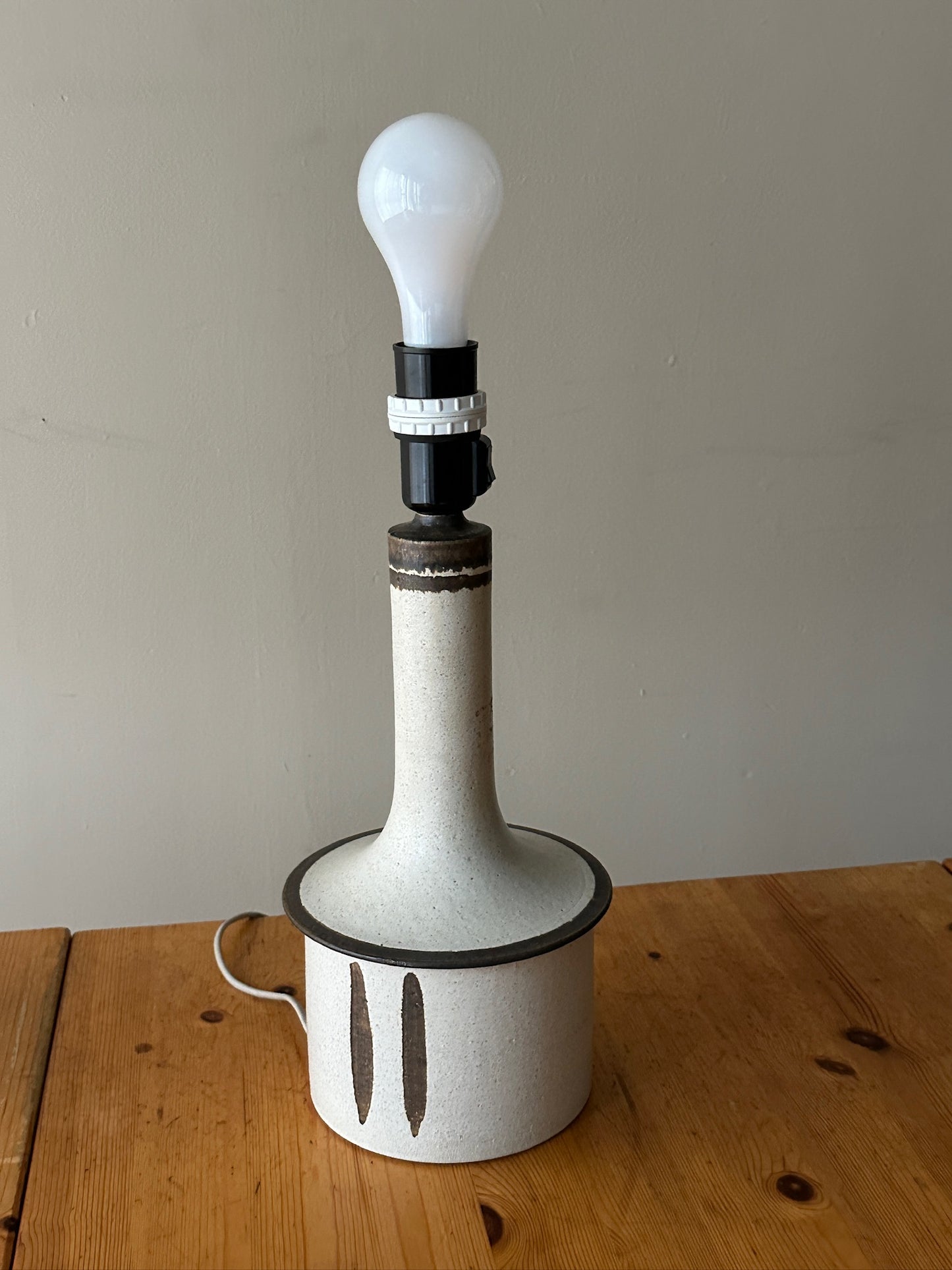 Axella stoneware lamp