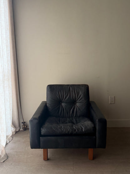 Danish black leather lounge chair