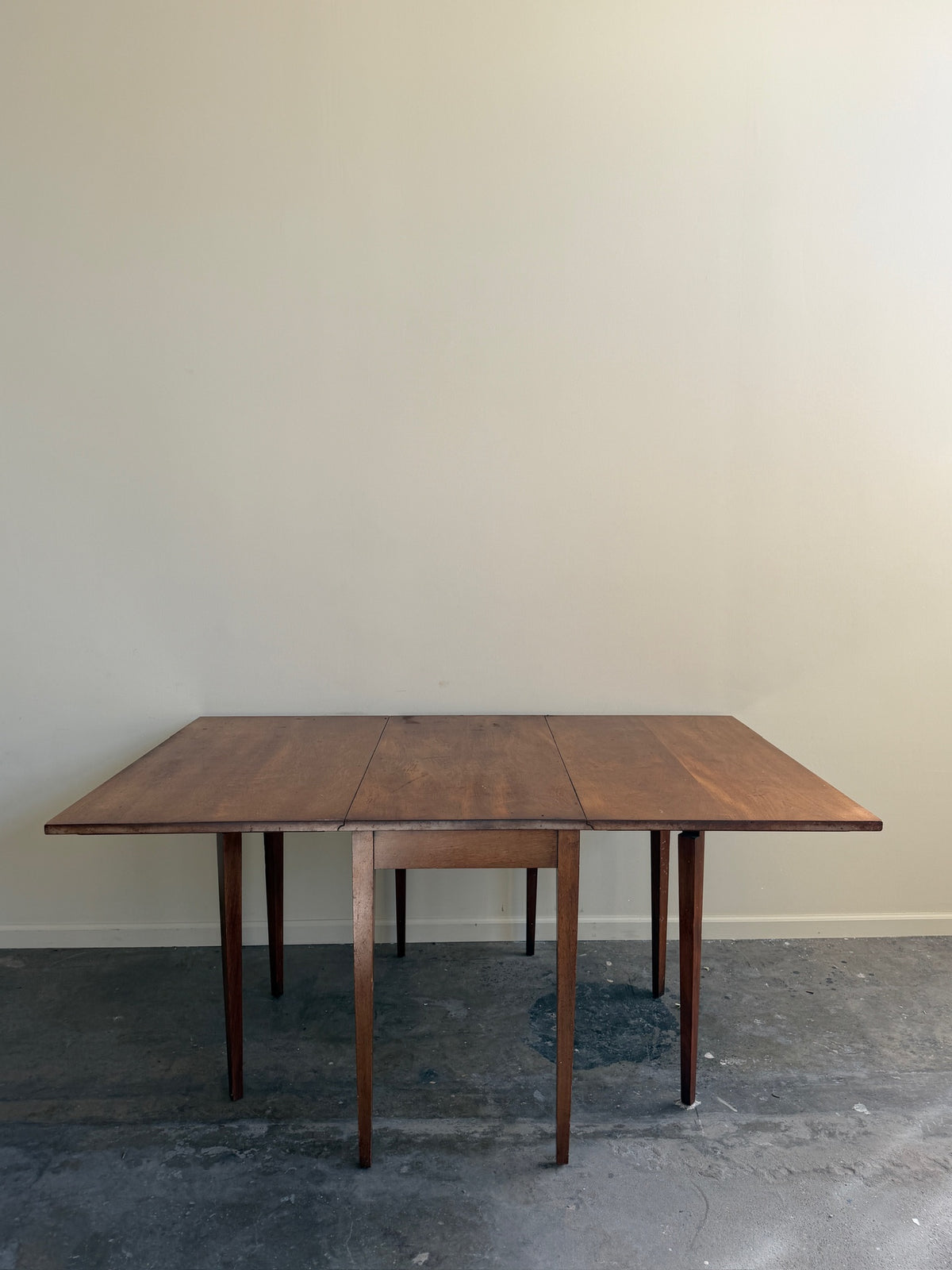 Mid-Atlantic Federal walnut drop leaf dining table