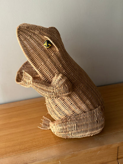 Rattan frog basket