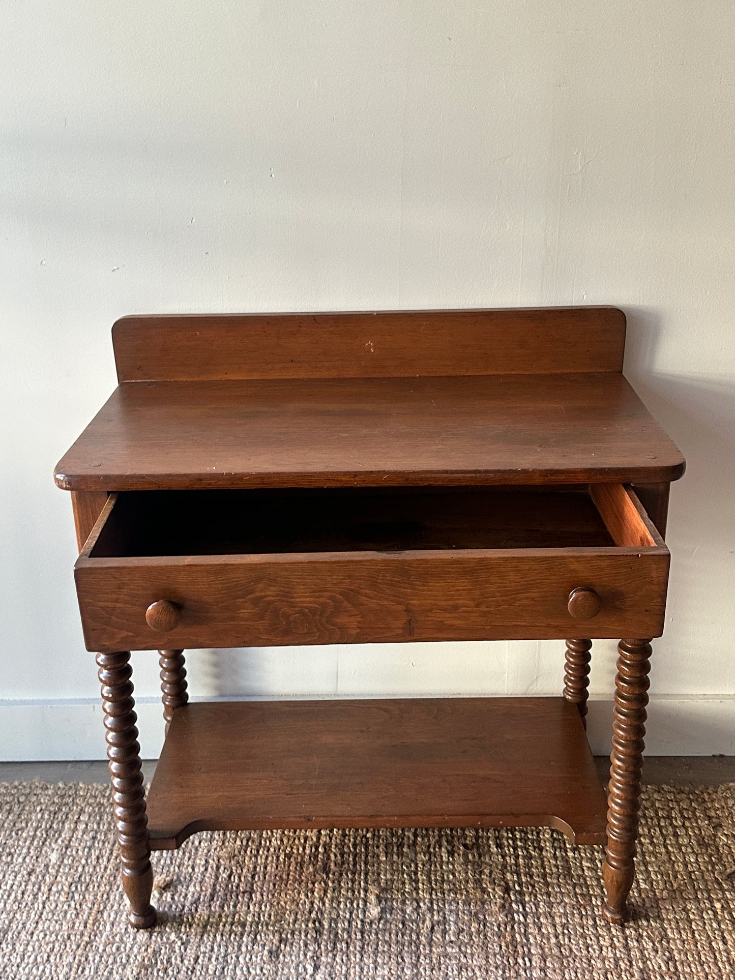 Spool leg pine washstand