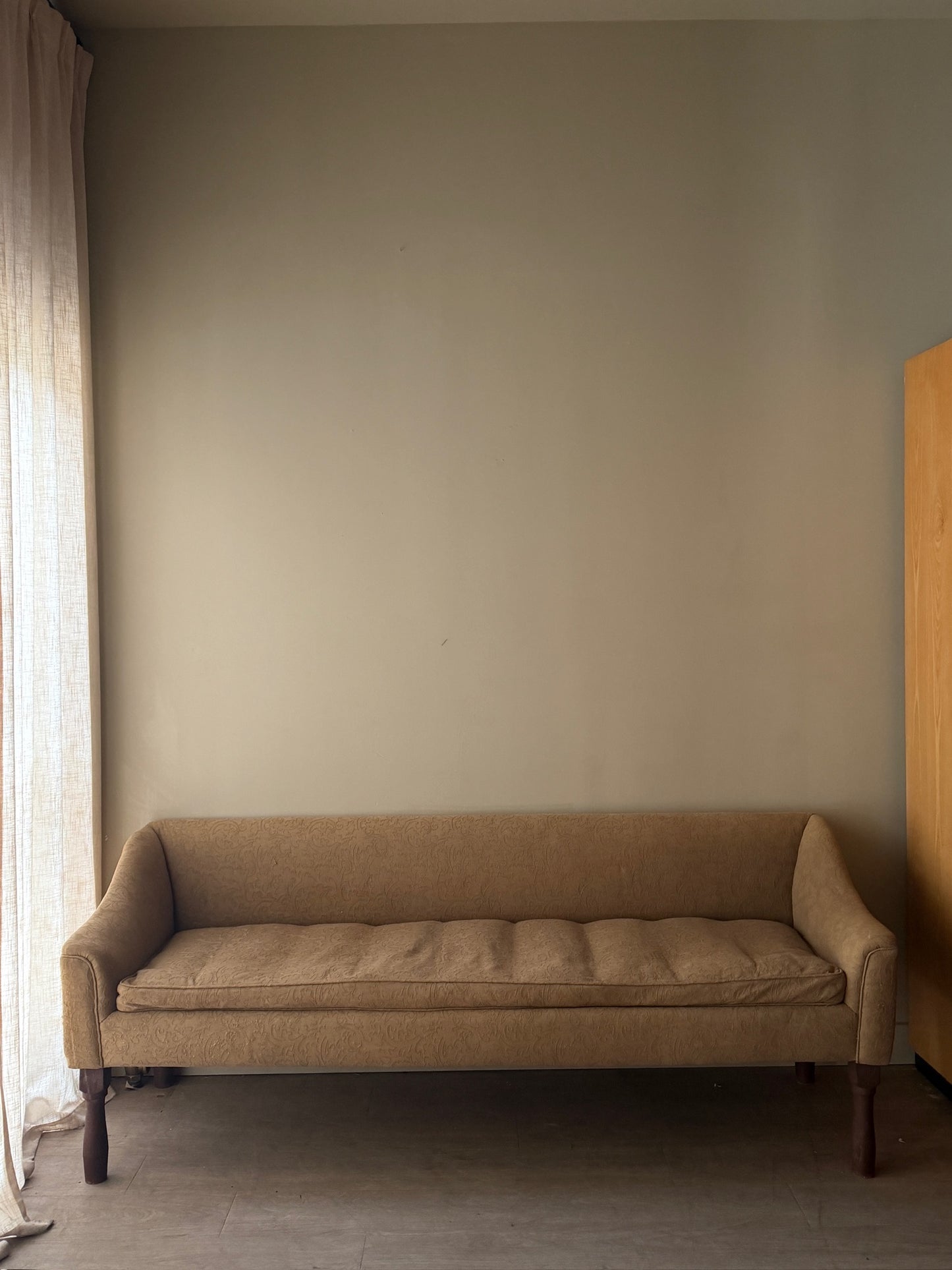 Damask upholstered settee with turned walnut legs