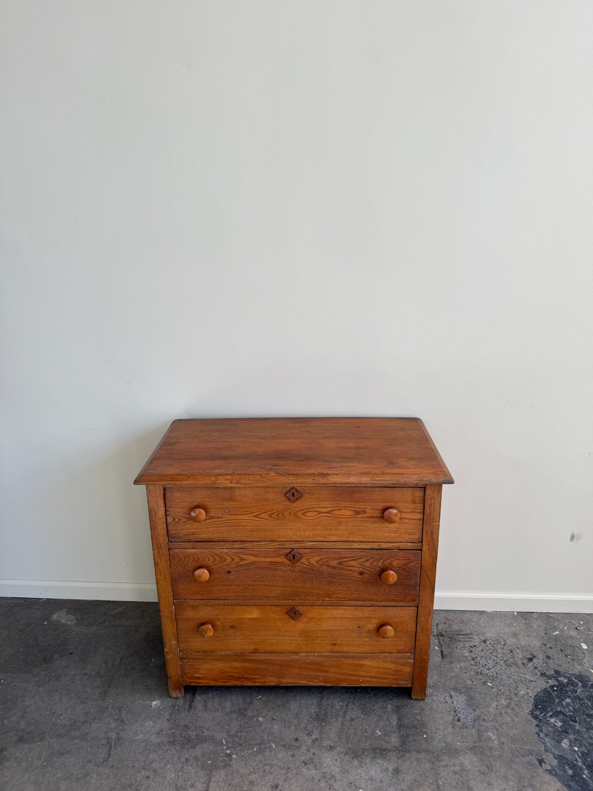 Pine 3 drawer dresser