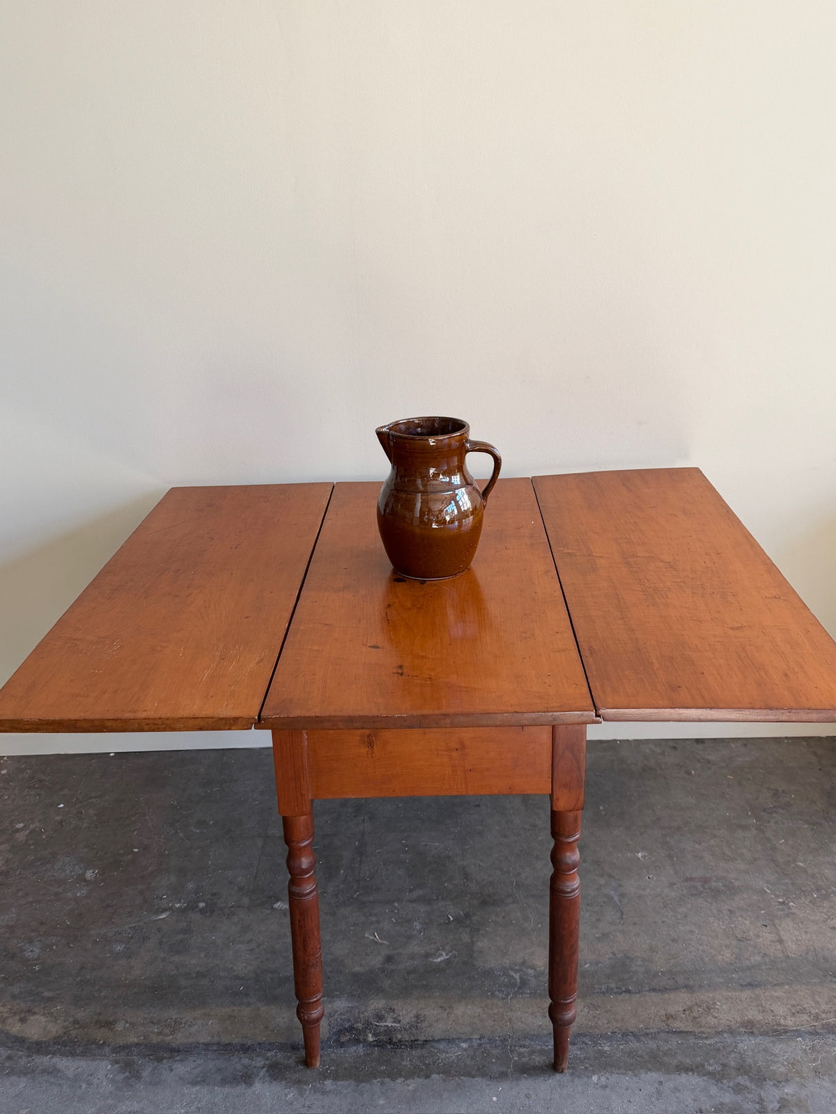 Pennsylvania Sheraton pine drop leaf table