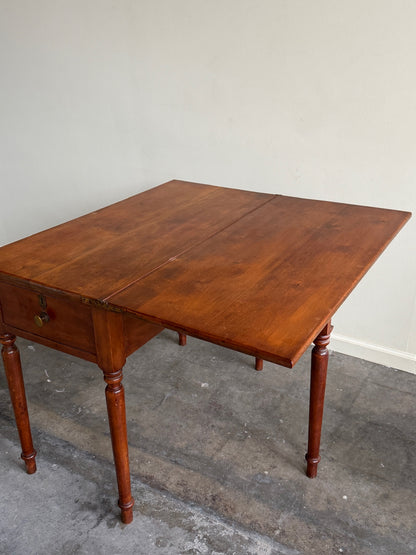 Pennsylvania Sheraton cherry gate leg flip top table