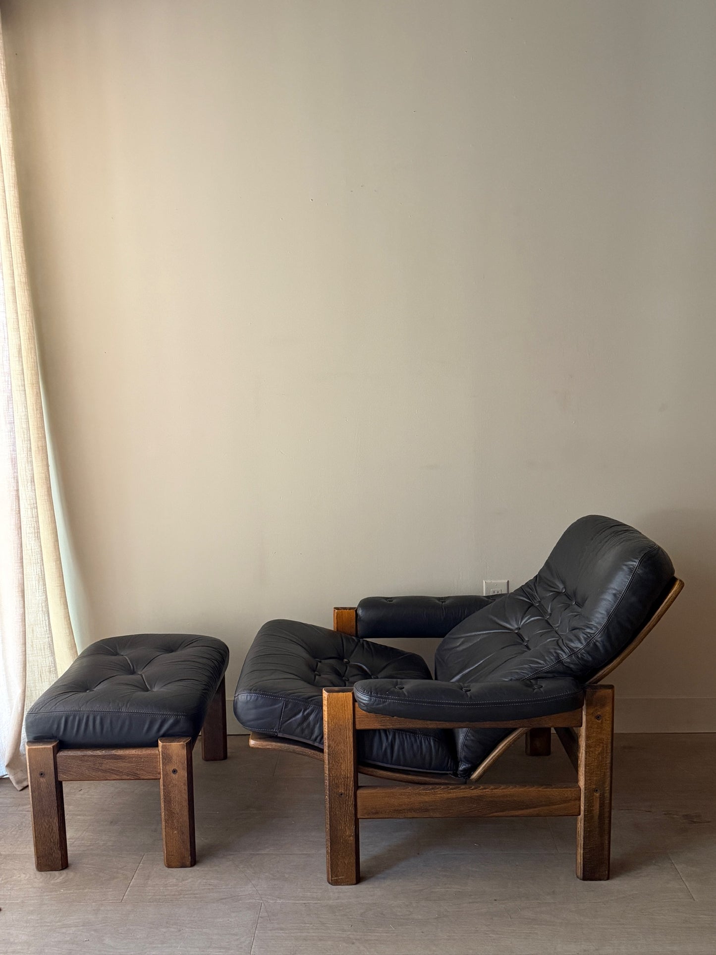 Reclining leather armchair with ottoman