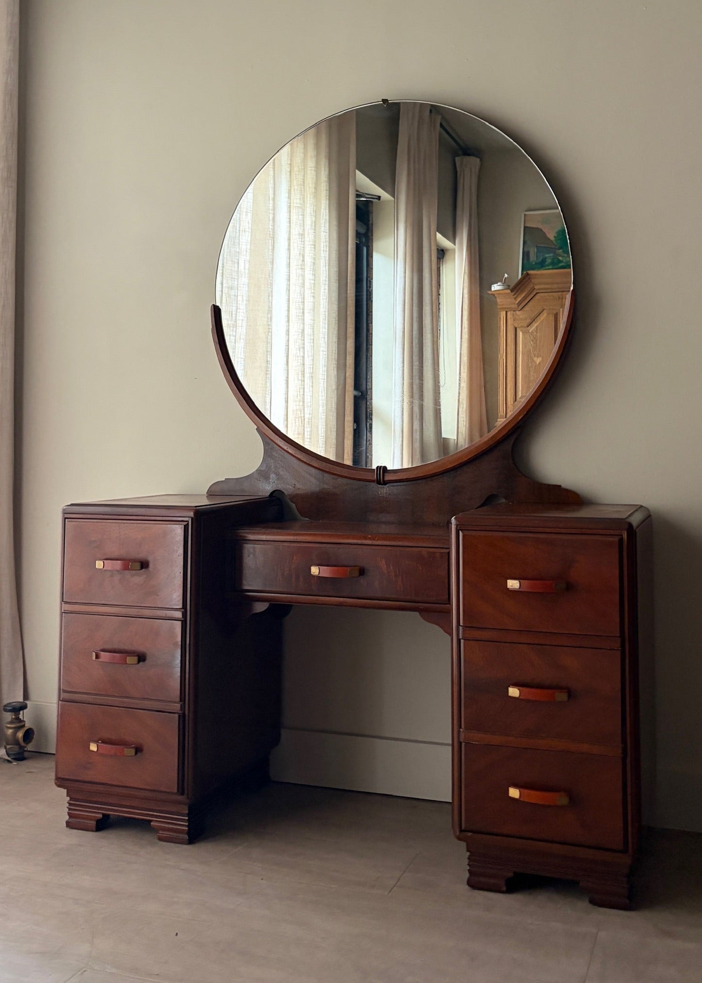 Deco walnut vanity