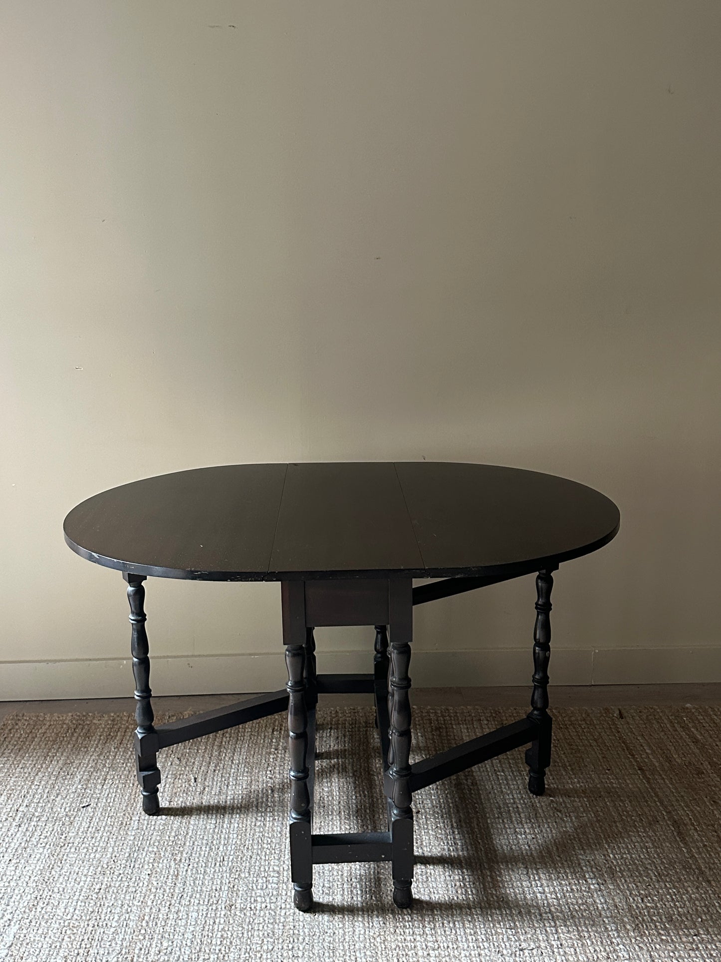 Gate leg dining table