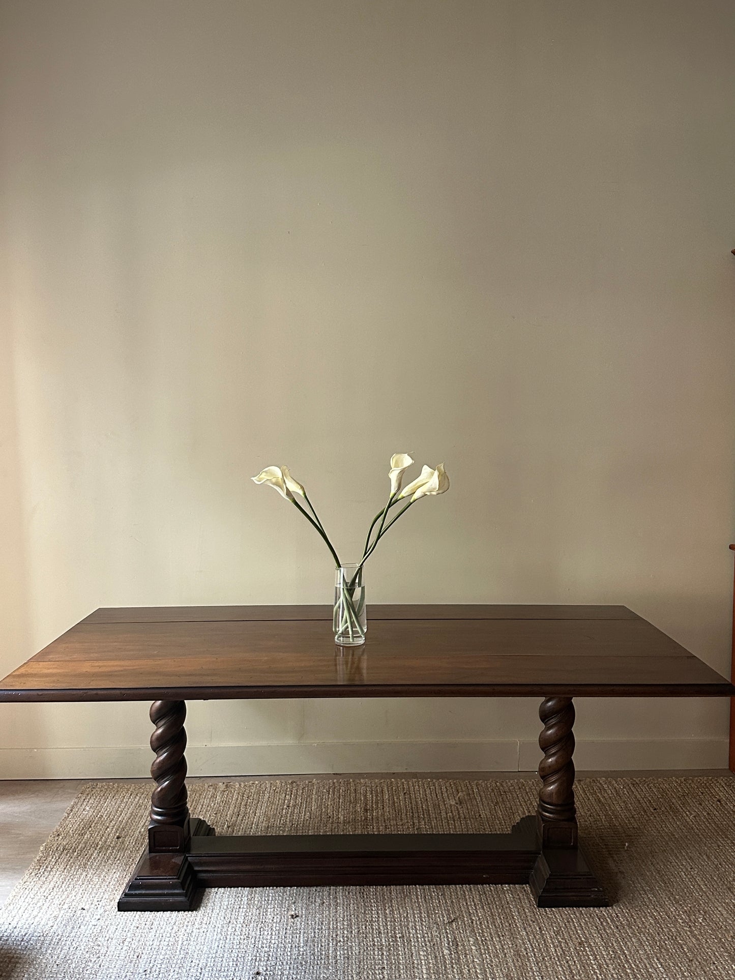 Twist leg drop leaf table