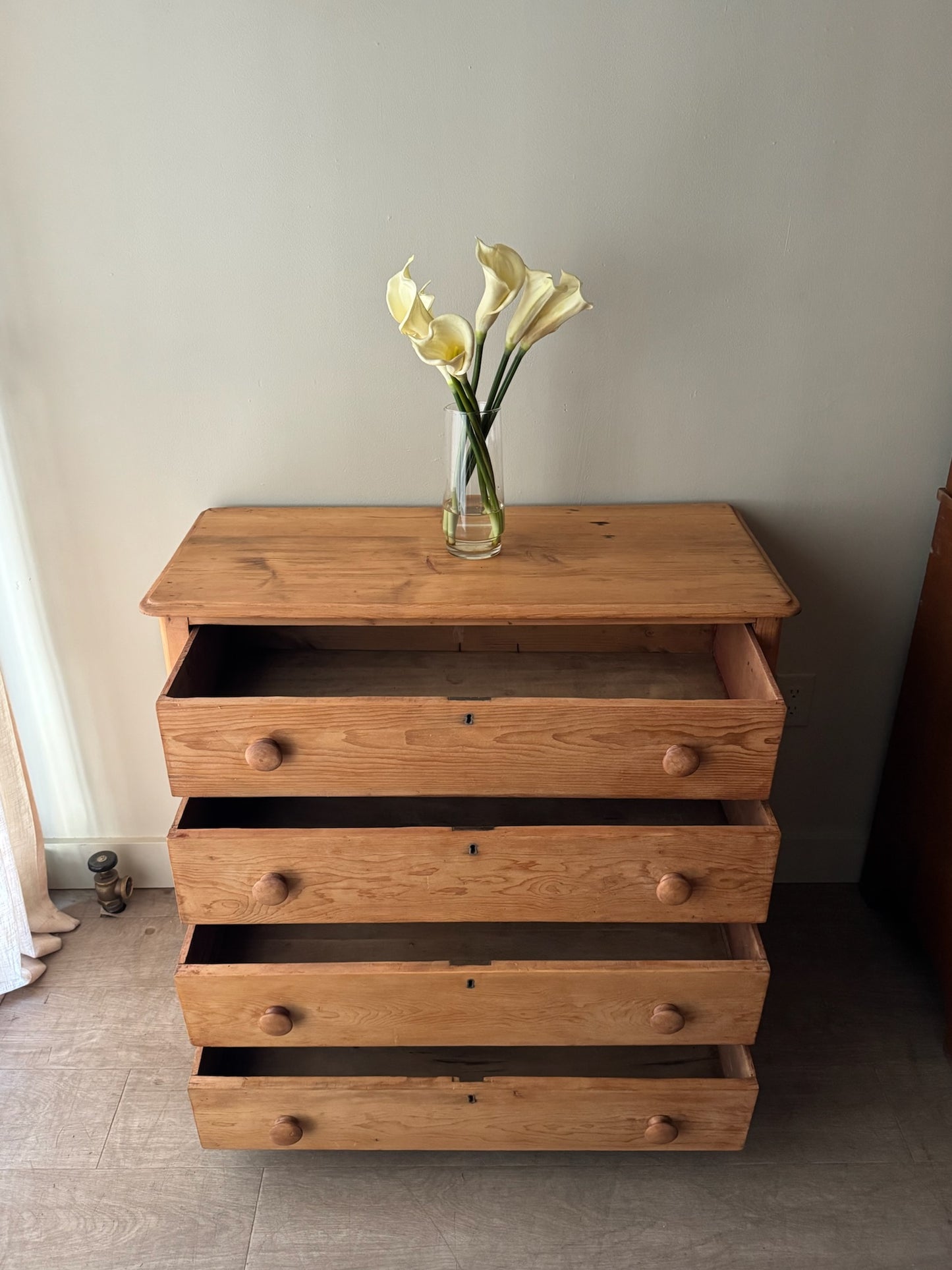 Pine dresser