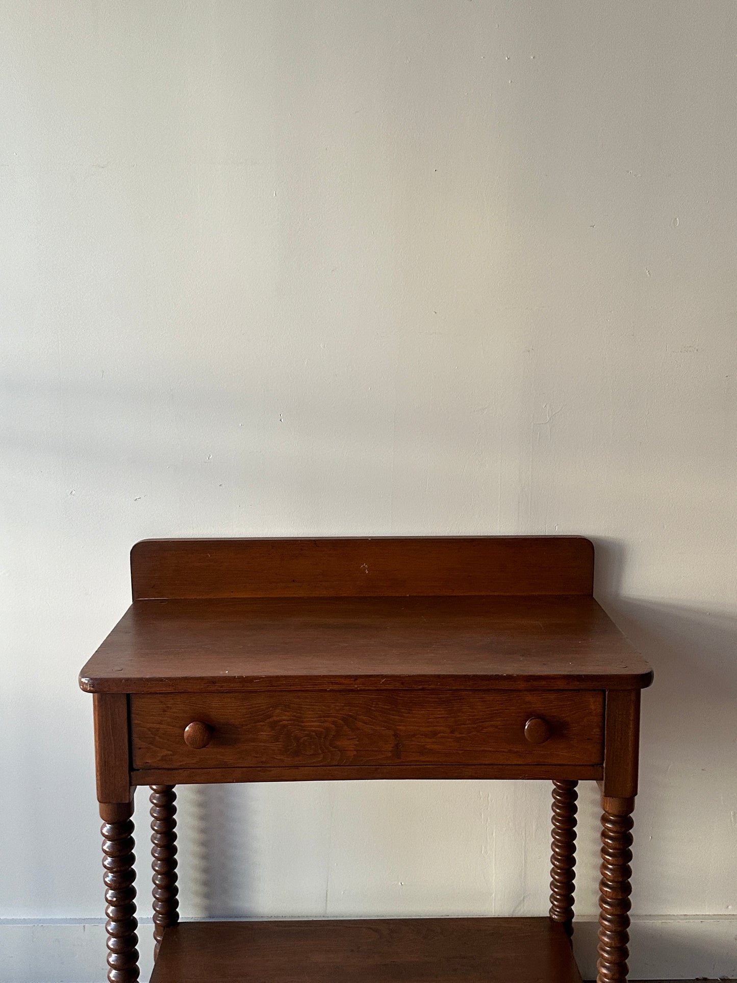 Spool leg pine washstand