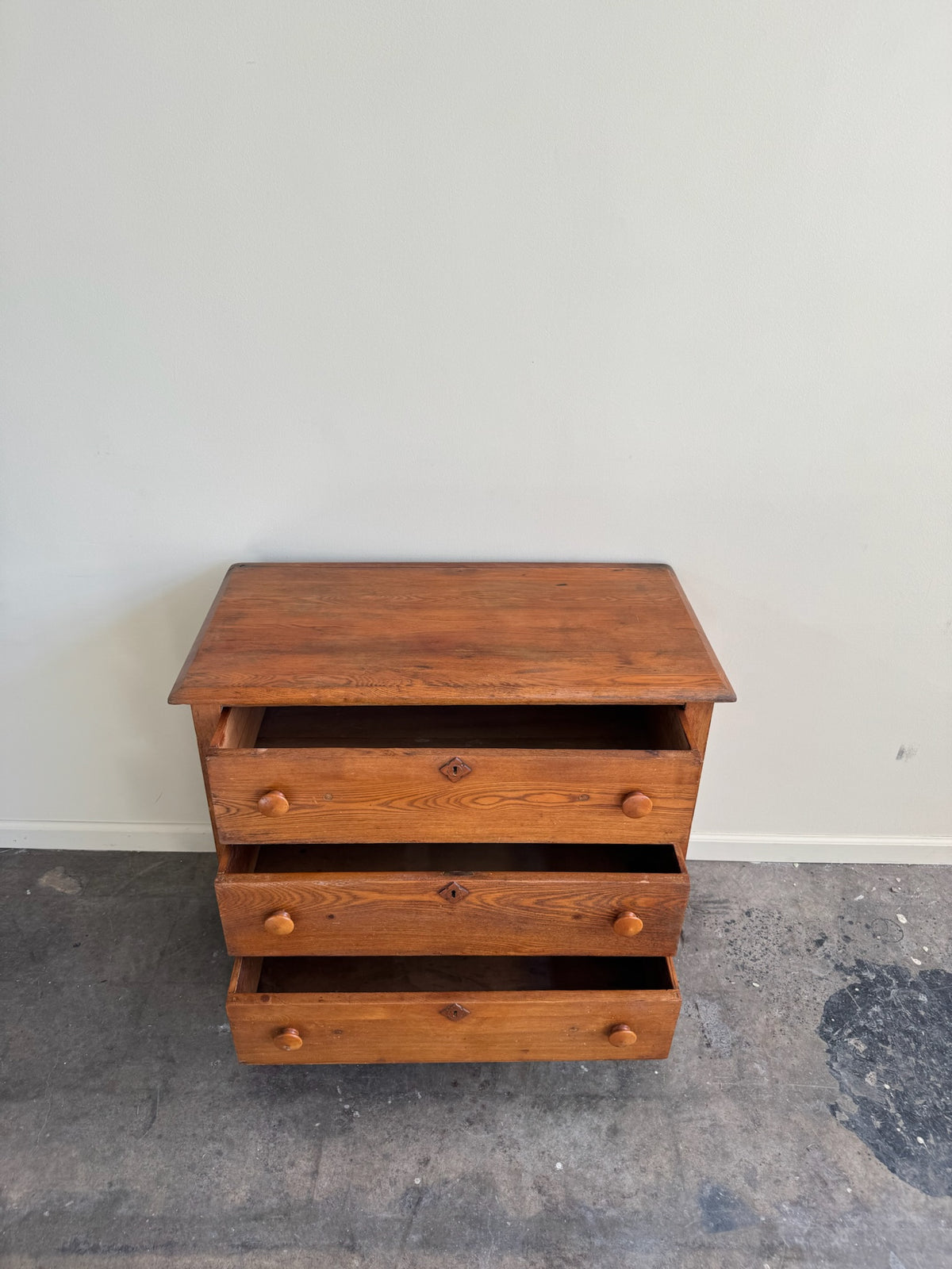 Pine 3 drawer dresser