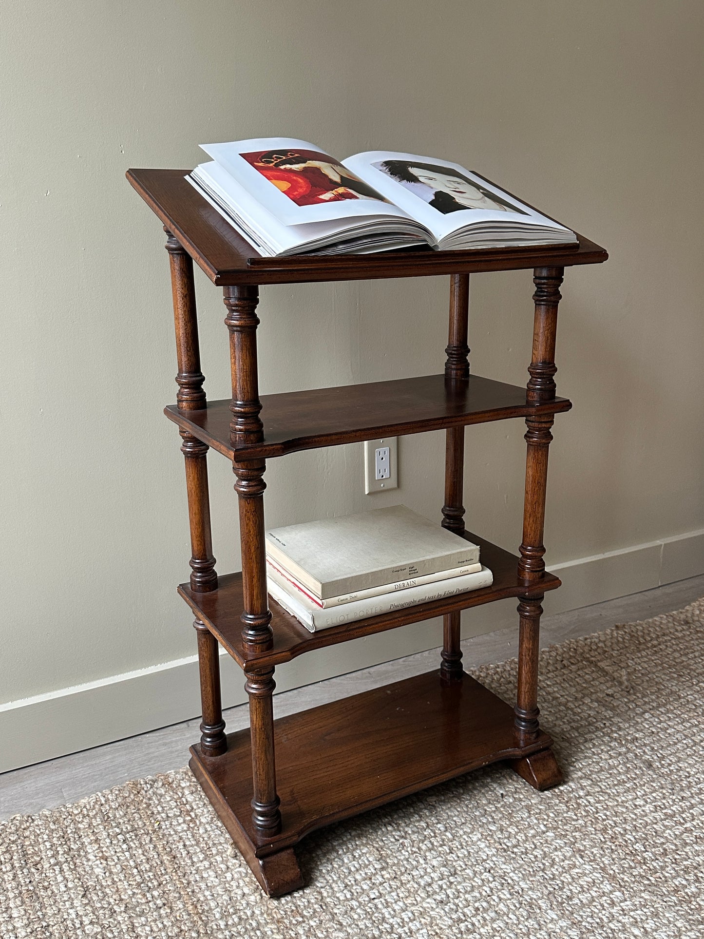 Podium shelf – Good Behavior