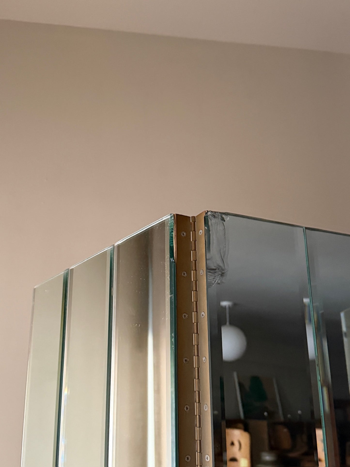 Mirrored room divider
