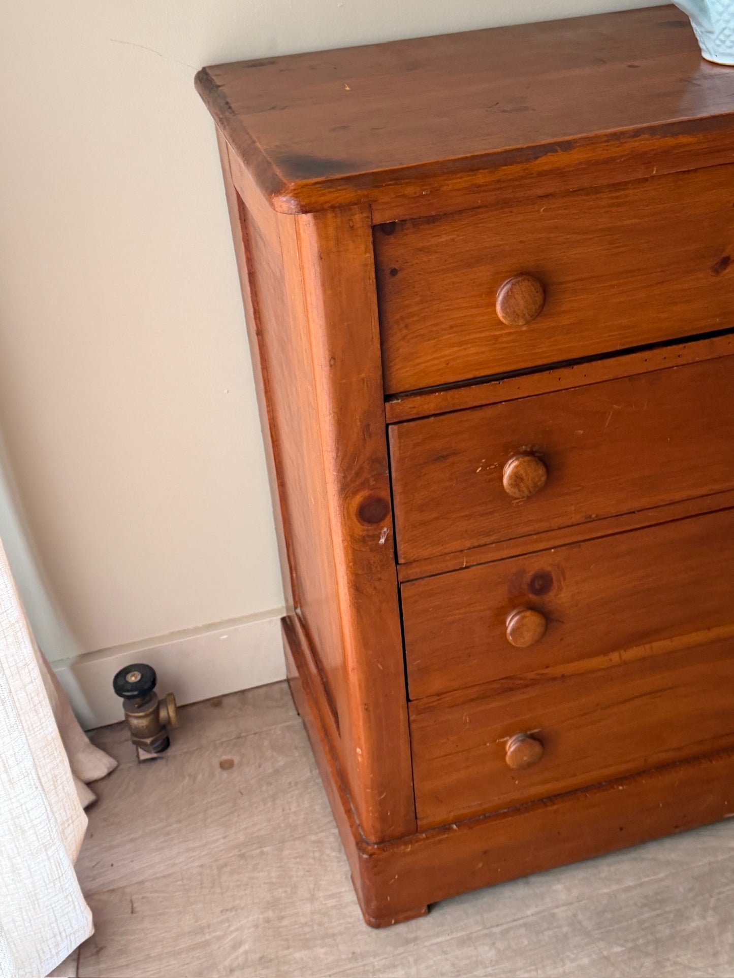 Pine dresser