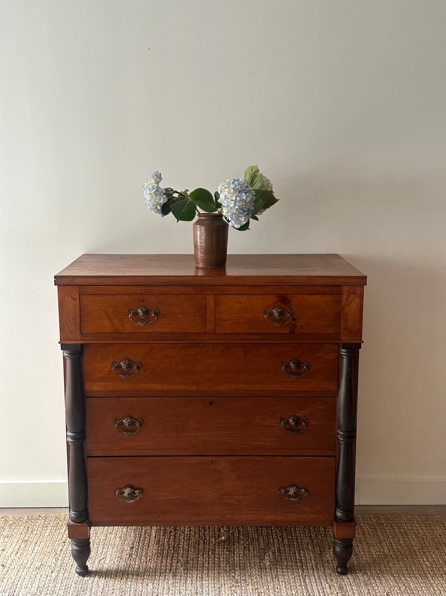 Empire dresser