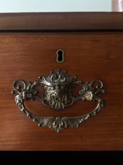 Empire dresser