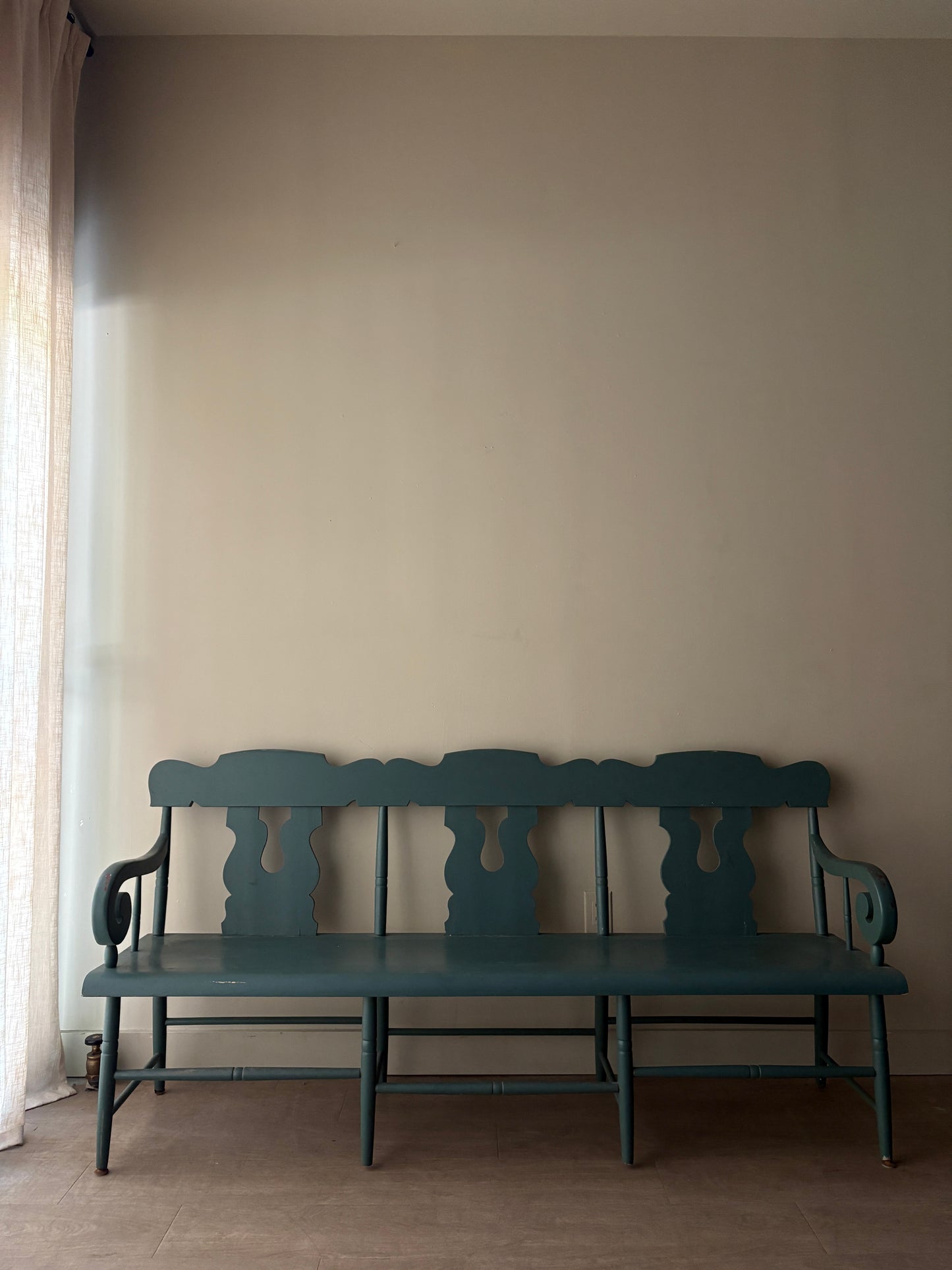 Farmhouse painted deacon’s bench