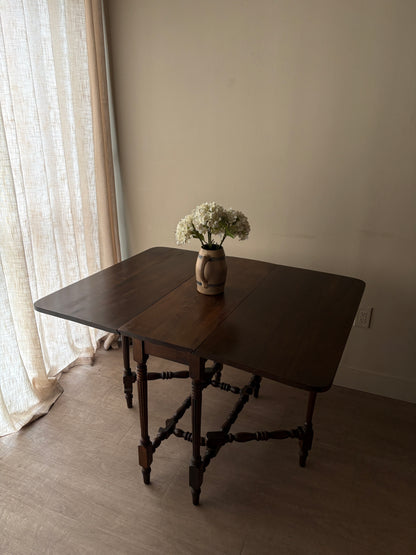 William & Mary oak gate leg dining table