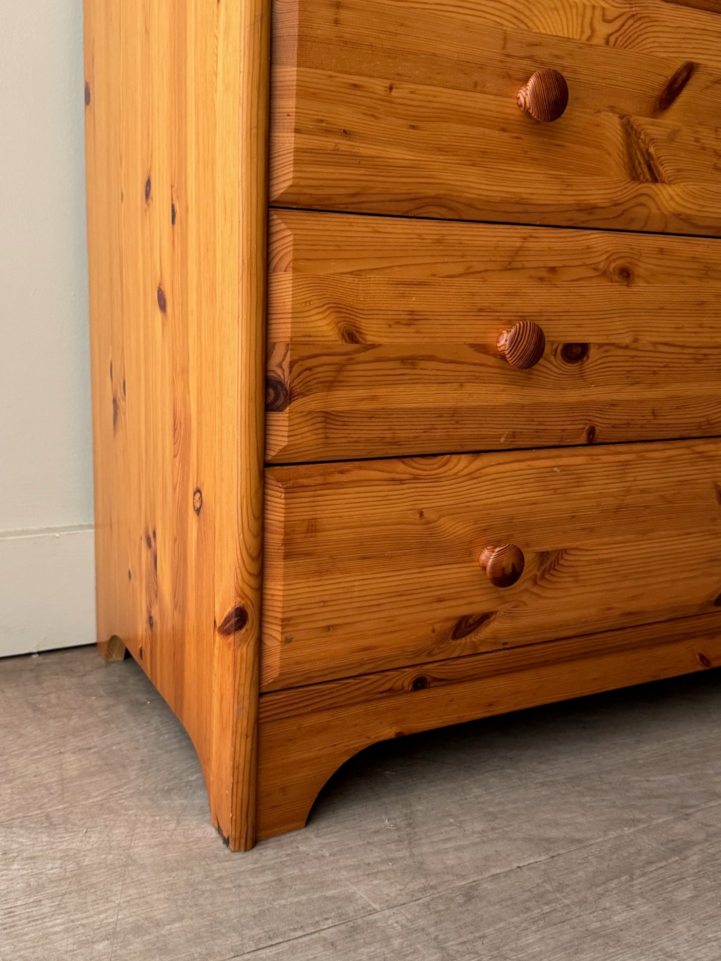 Pine dresser