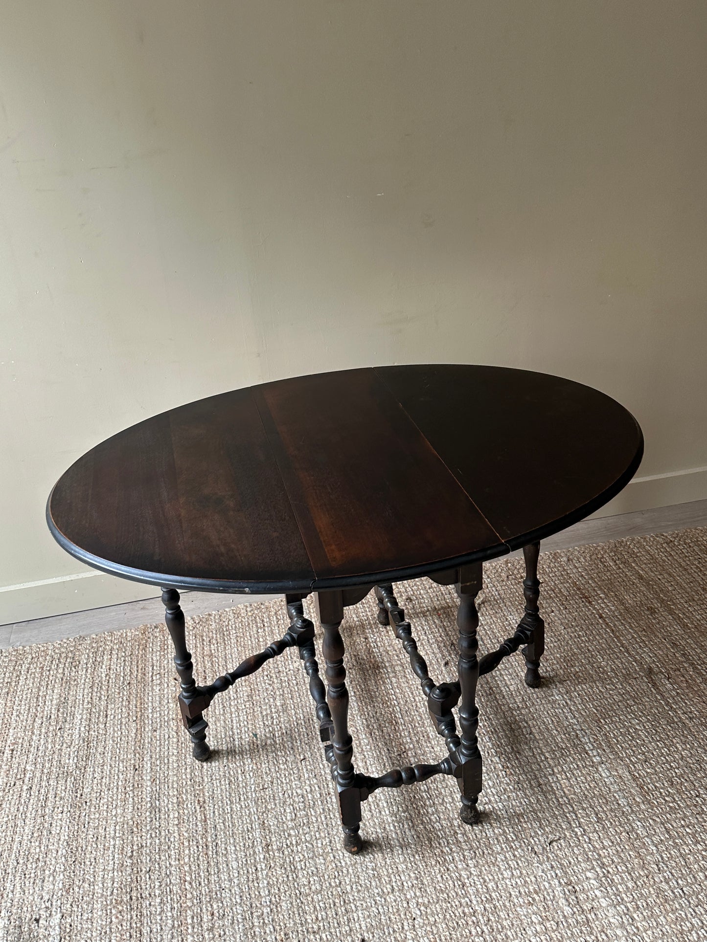 Gate leg dining table