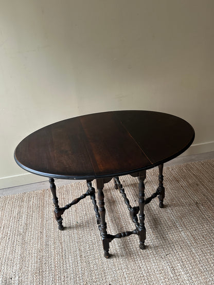 Gate leg dining table