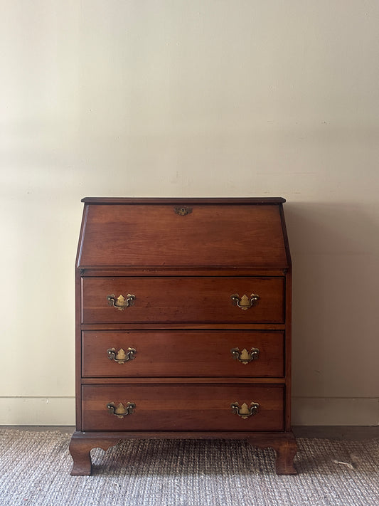 Secretary dresser