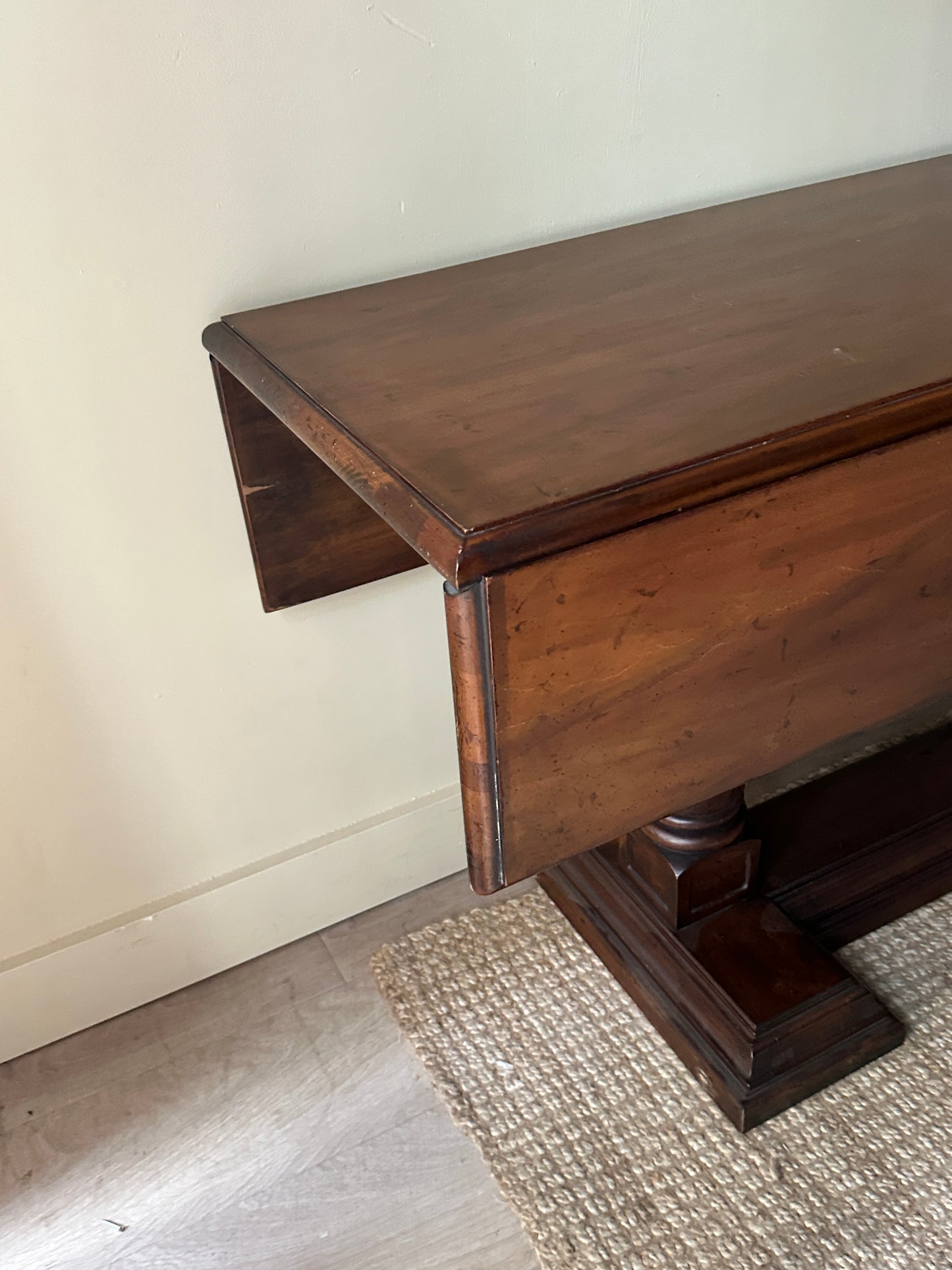 Twist leg drop leaf table