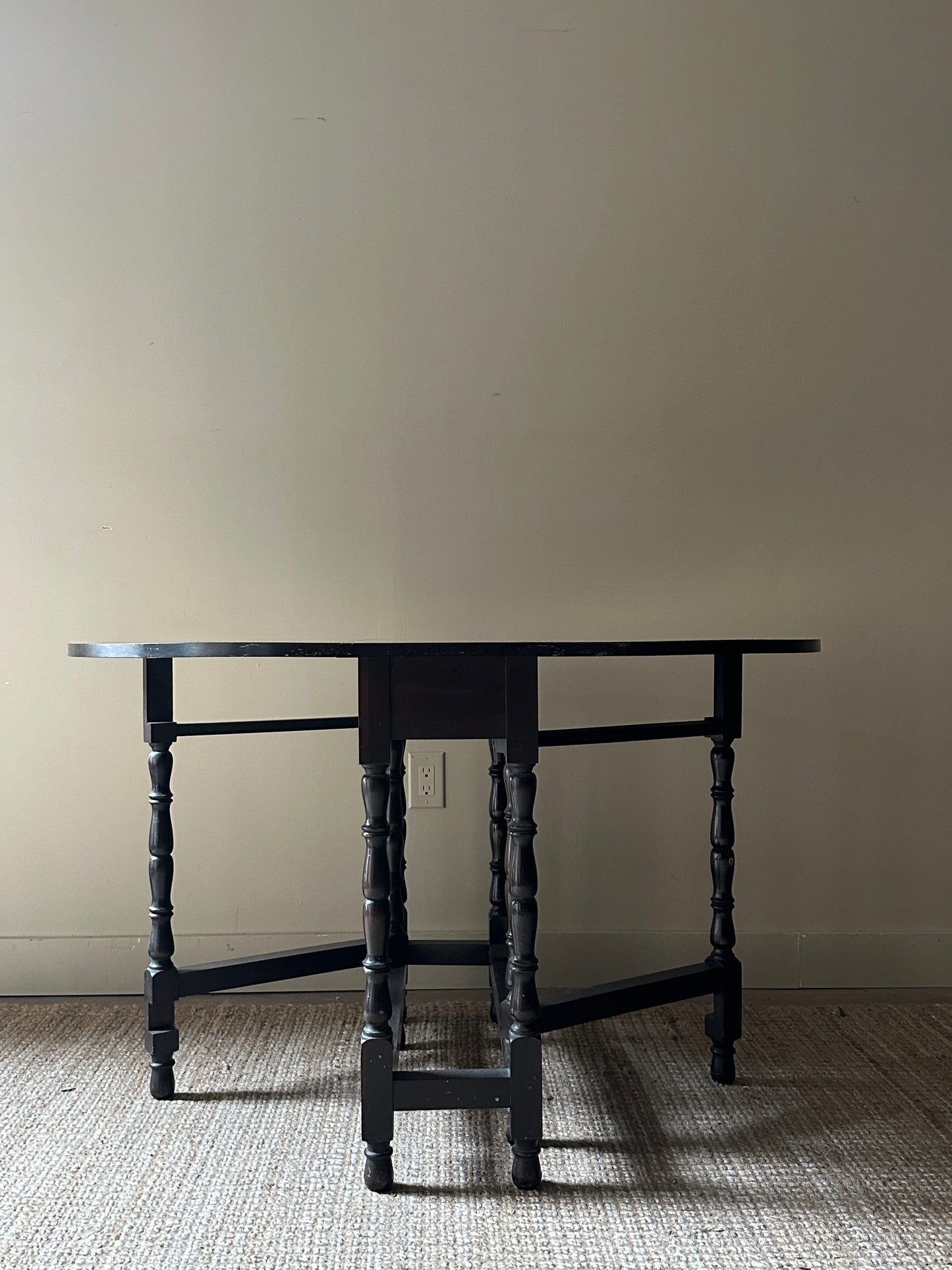 Gate leg dining table