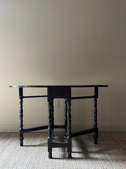 Gate leg dining table