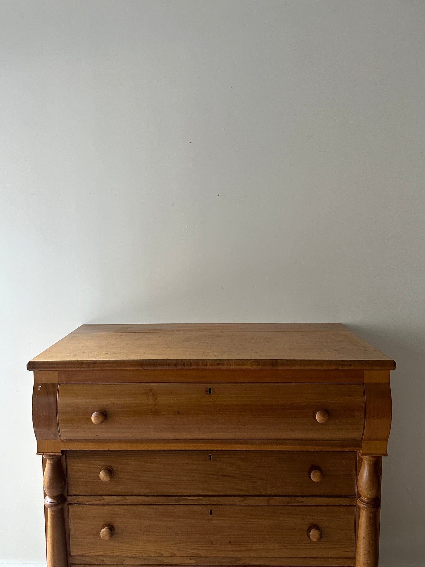 Empire dresser