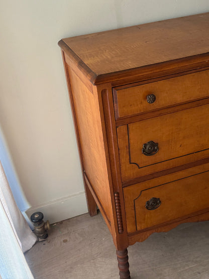 Spindle leg 3 drawer dresser