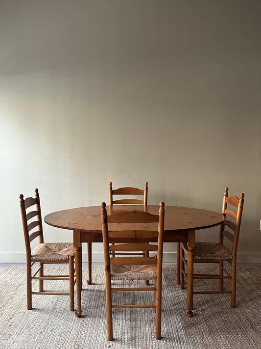 Queen Anne pine dining table with 3 leaves