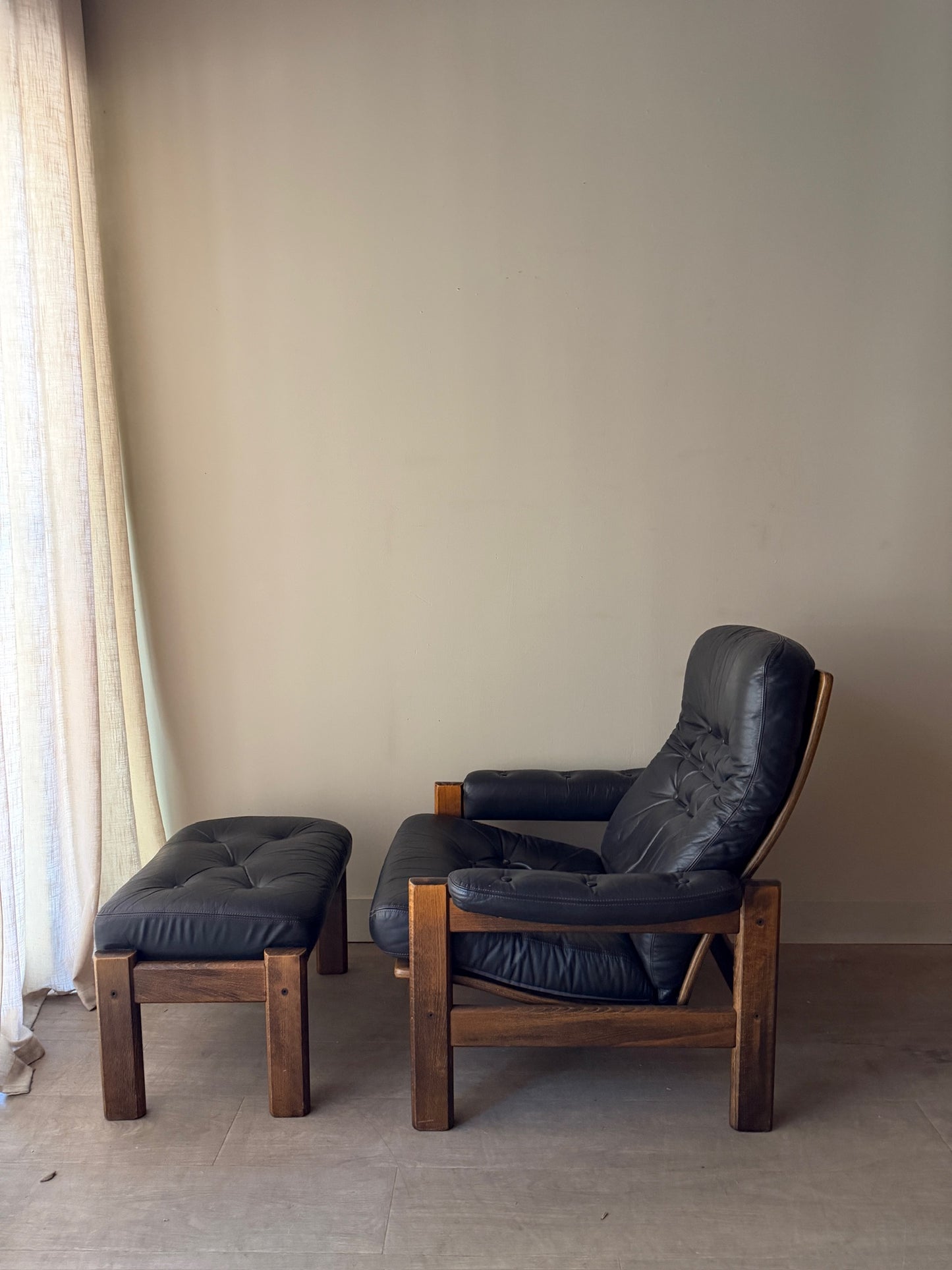 Reclining leather armchair with ottoman