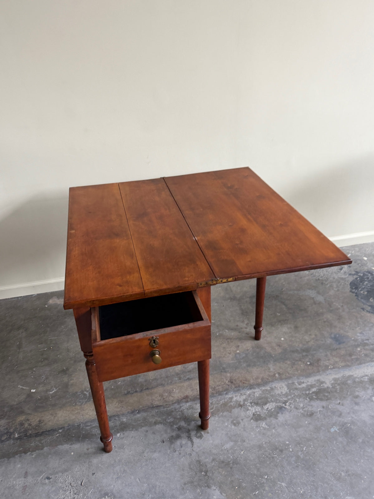 Pennsylvania Sheraton cherry gate leg flip top table