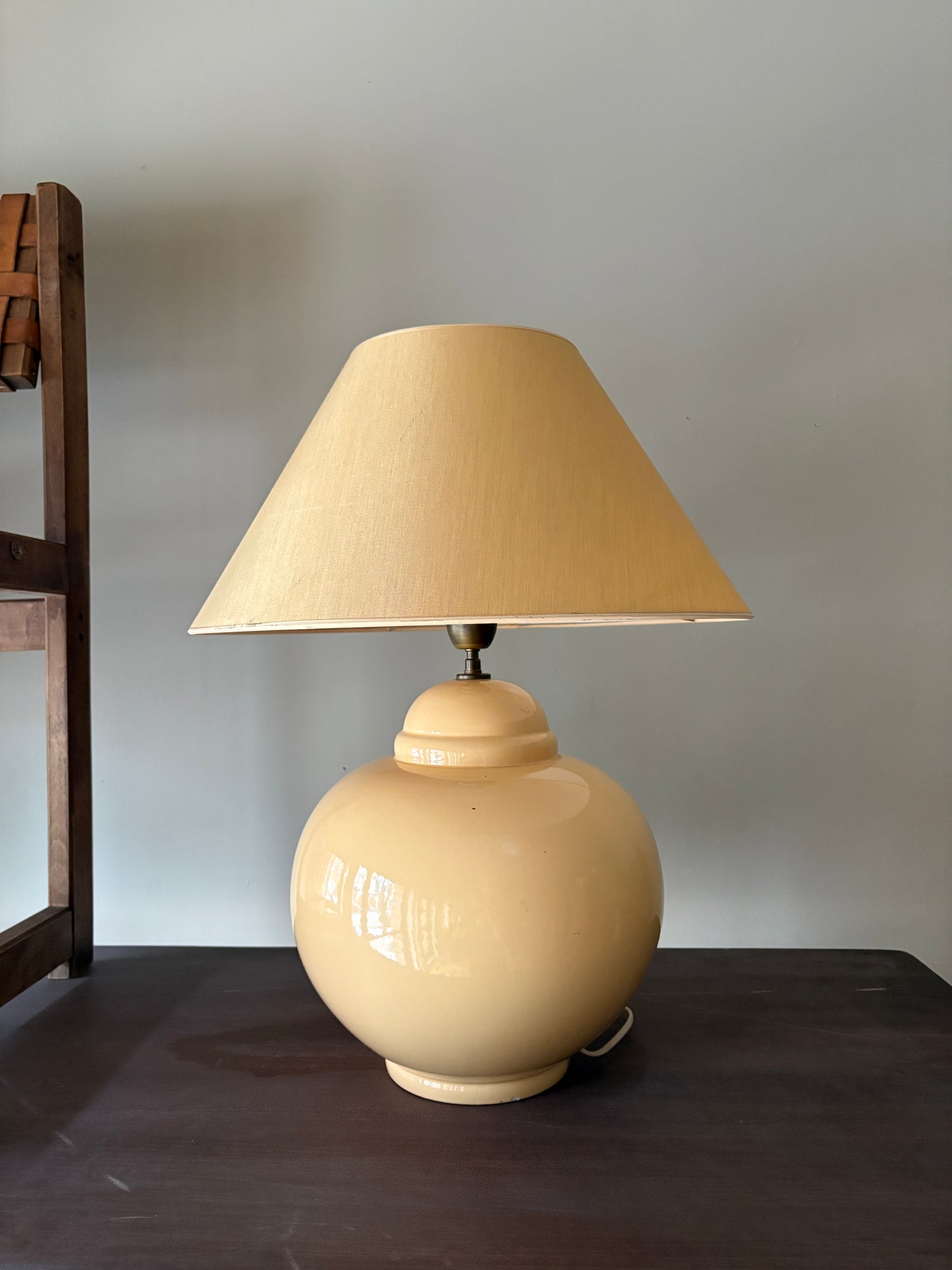 Kostka pale yellow table lamp