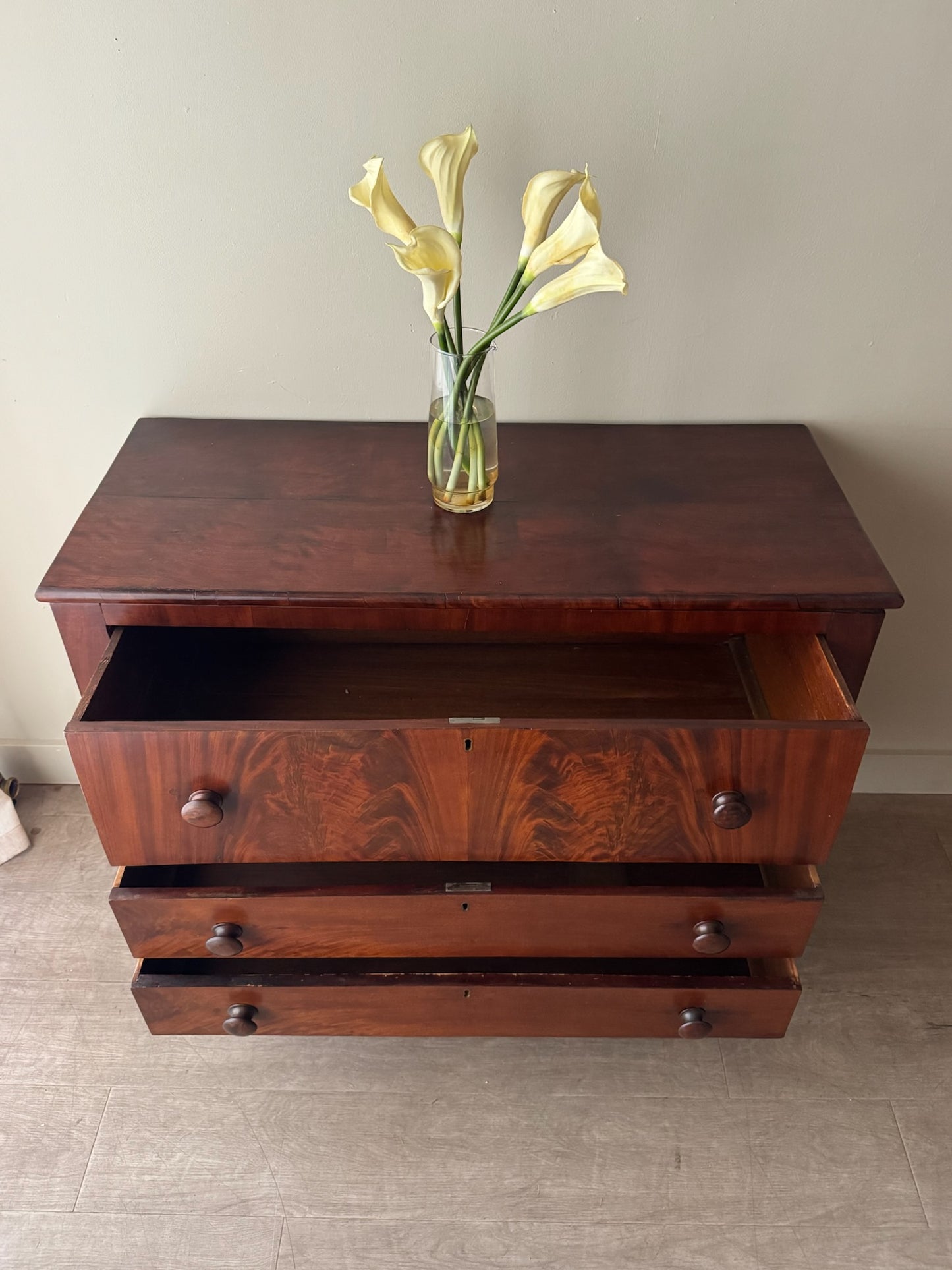 Empire mahogany 3 drawer dresser