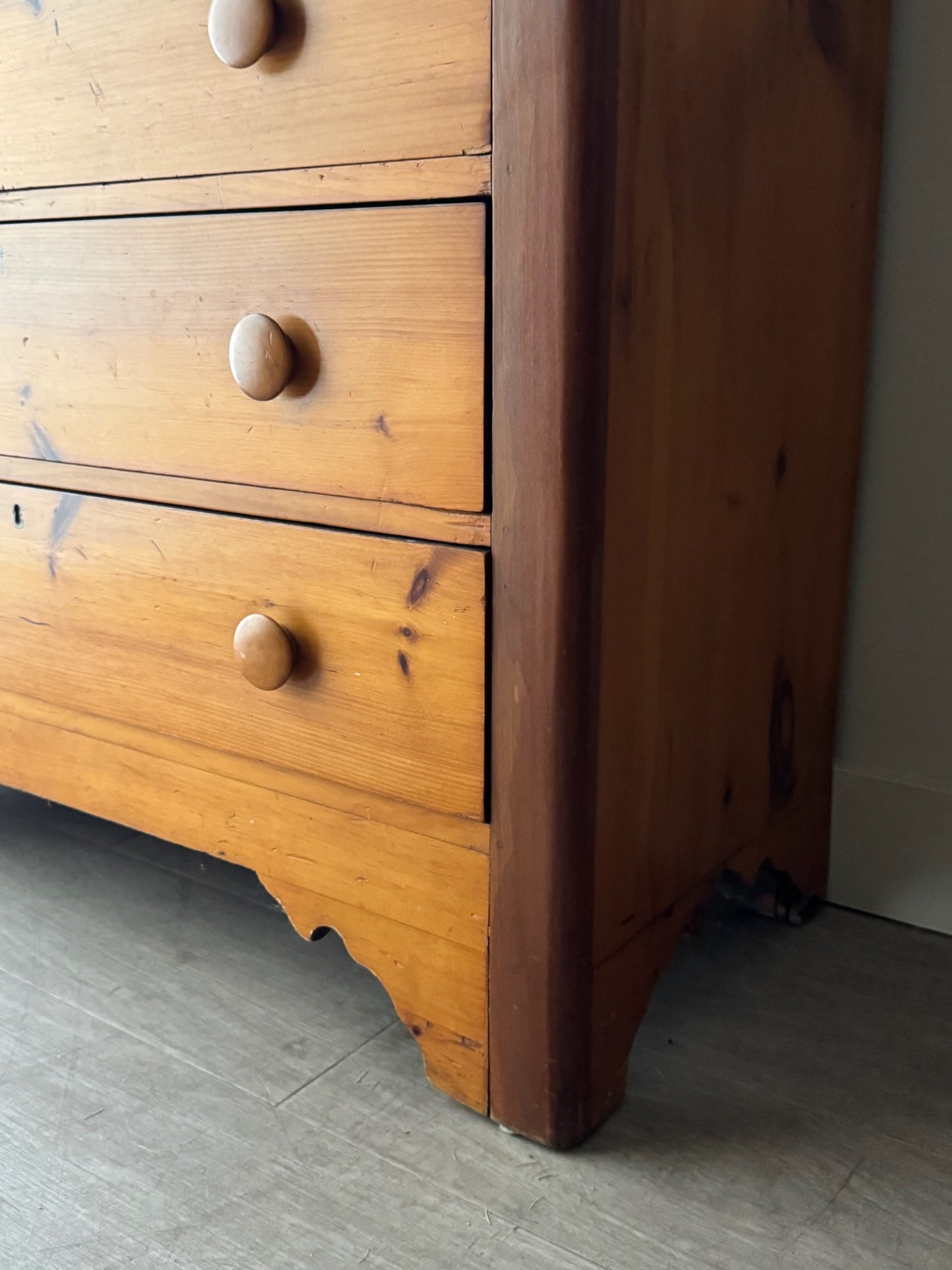 Pine dresser